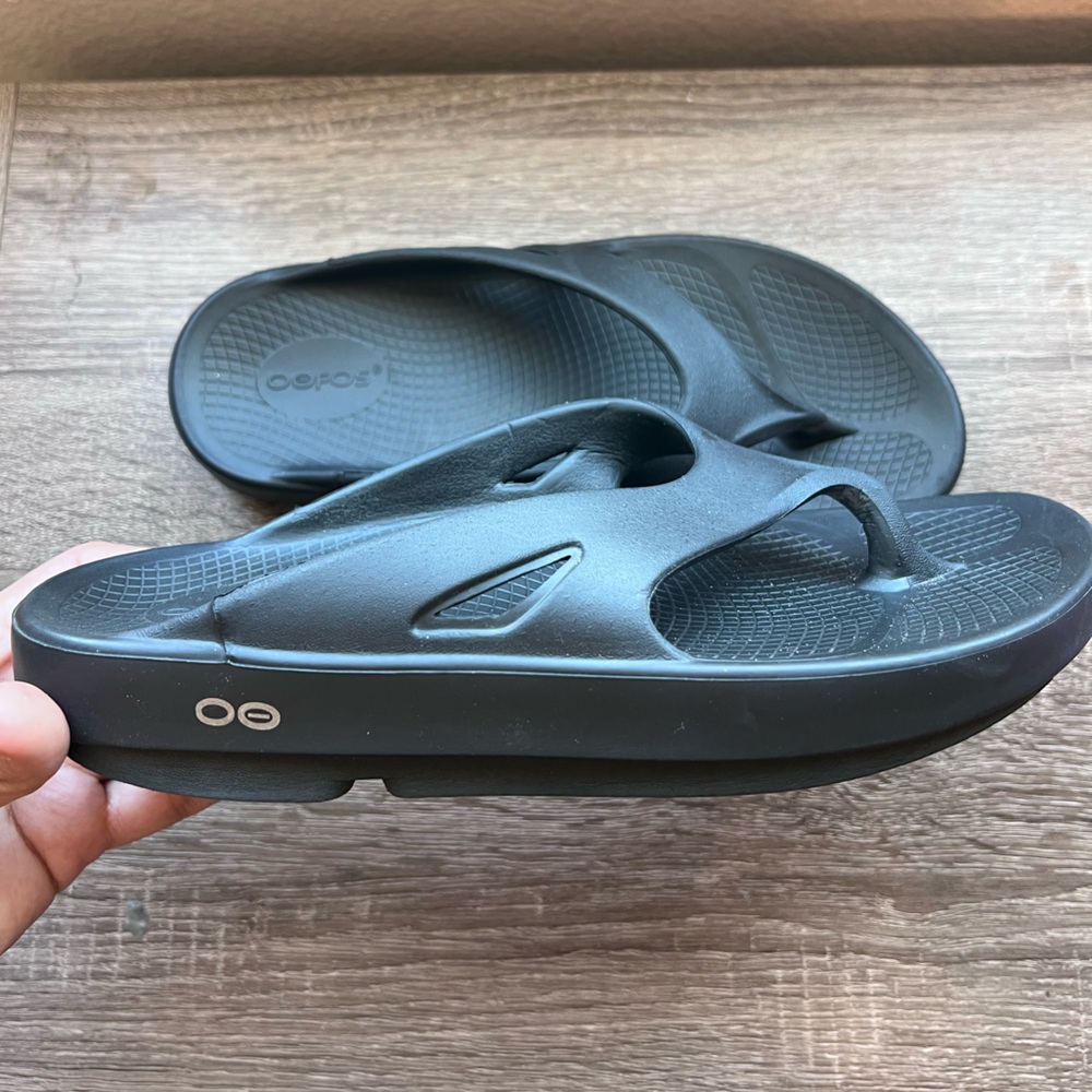 Oofos Black Flip Flops 9W/M